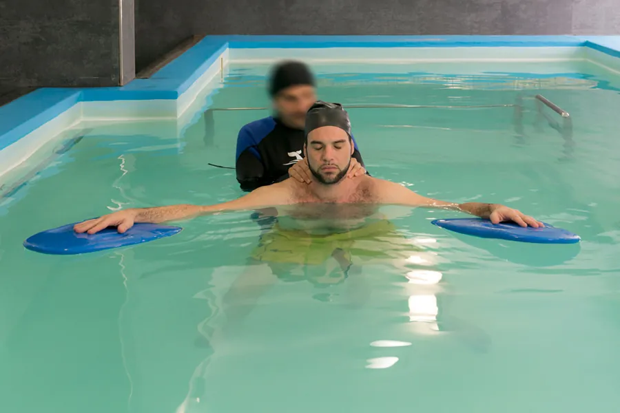 Seduta di idrokinesiterapia nella piscina riabilitativa Fisioter